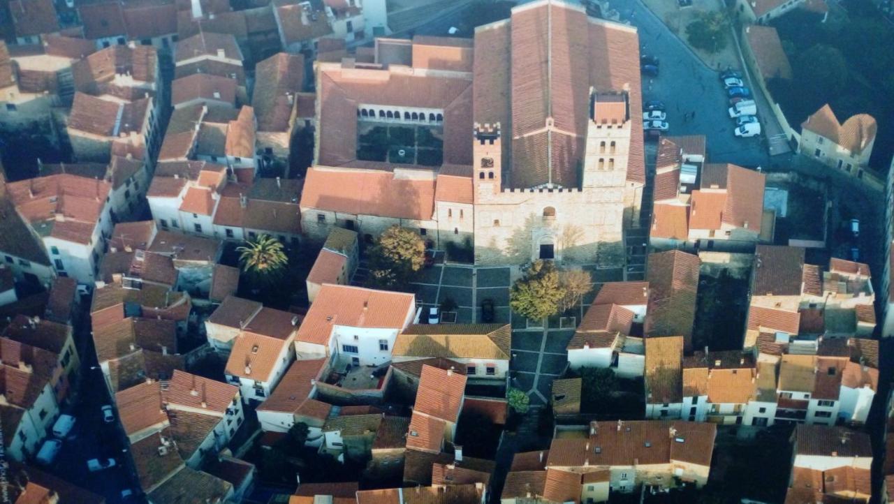 Maison Au Pied De La Cathedrale Elne Exterior photo
